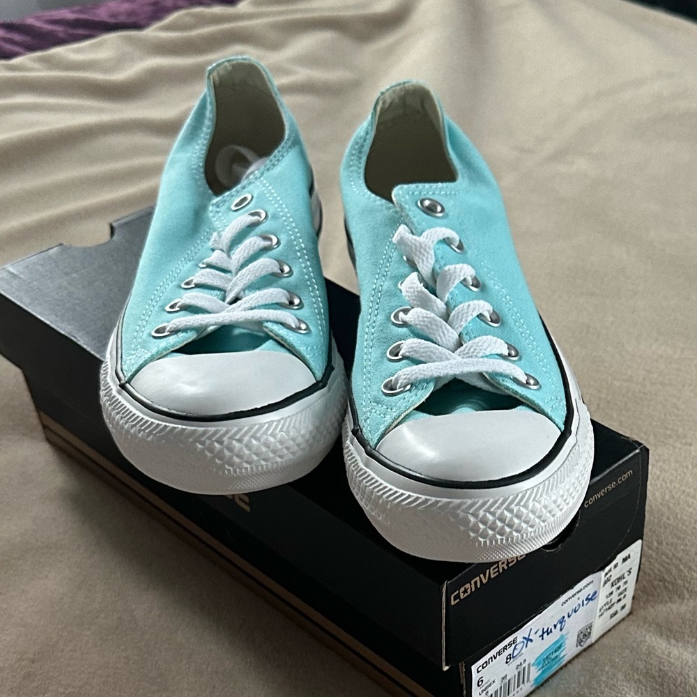 Convers sneakers women’s Sz 8 Poolside